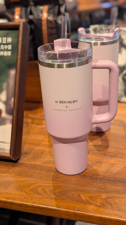Der limitierte Stanley x Starbucks Reserve Tumbler in Soft Rosé